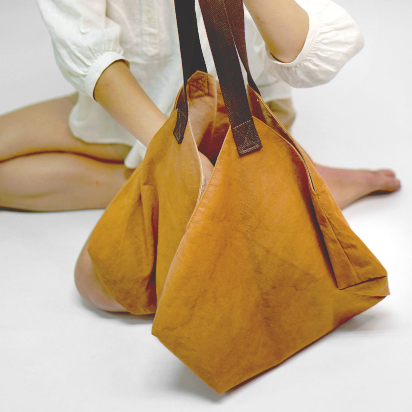 A minimalism style canvas bag by Xiapism Natural Dye Sustainable Fashion. Sustainable fashion, versatile, stylish, simplicity, with 4 inner pocket. 