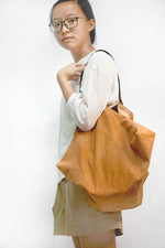 Load image into Gallery viewer, Model with A minimalism style canvas bag by Xiapism Natural Dye Sustainable Fashion
