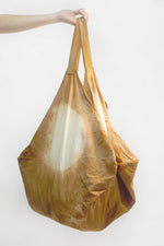 將圖片載入圖庫檢視器 A mimimaist stlye cotton bag which easy to fit in the luggage as an extra carrier. By Xiapism Natural Dye Sustainable Fashion

