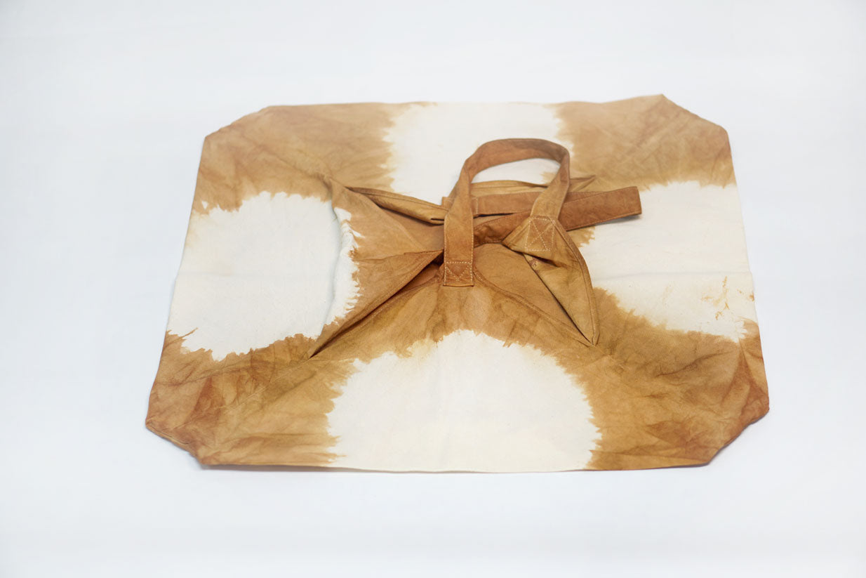 A mimimaist stlye cotton bag which easy to fit in the luggage as an extra carrier. By Xiapism Natural Dye Sustainable Fashion