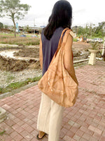 Load image into Gallery viewer, A mimimaist stlye cotton bag which easy to fit in the luggage as an extra carrier. By Xiapism Natural Dye Sustainable Fashion
