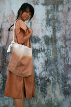 將圖片載入圖庫檢視器 Model carry Eco friendly canvas bag with adjustable strap by Xiapism Natural Dye Sustainable Fashion
